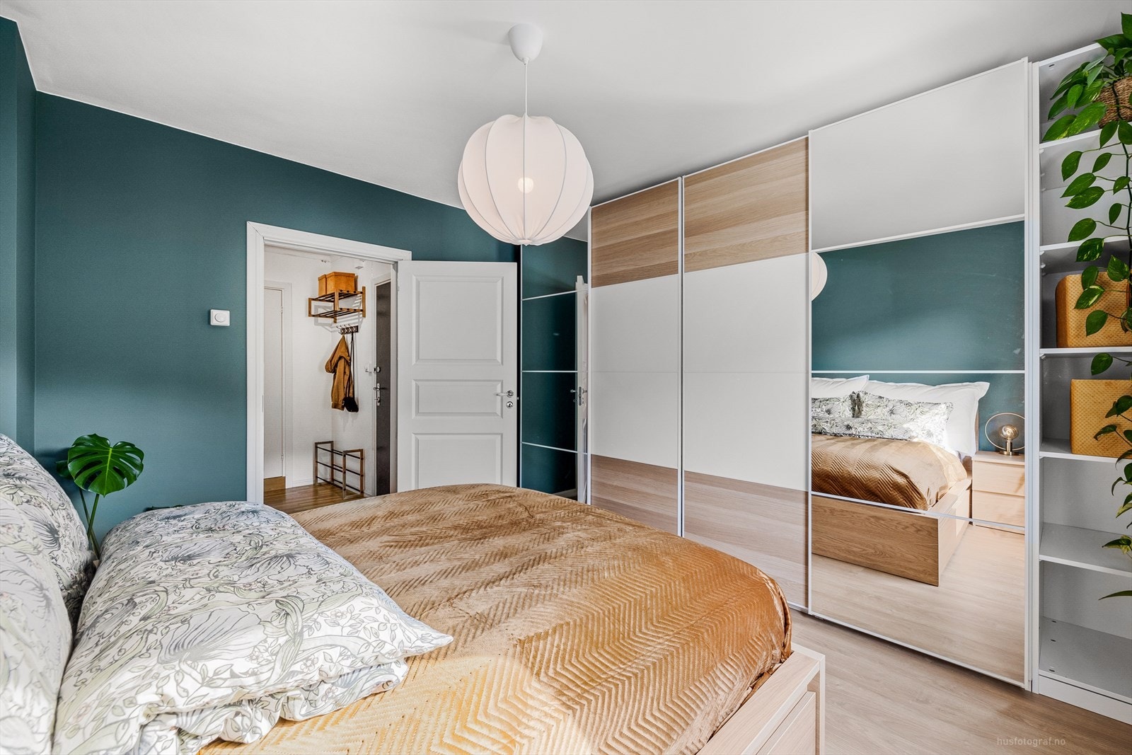 Store garderobeskap med skyvedørsfronter Galleribilde