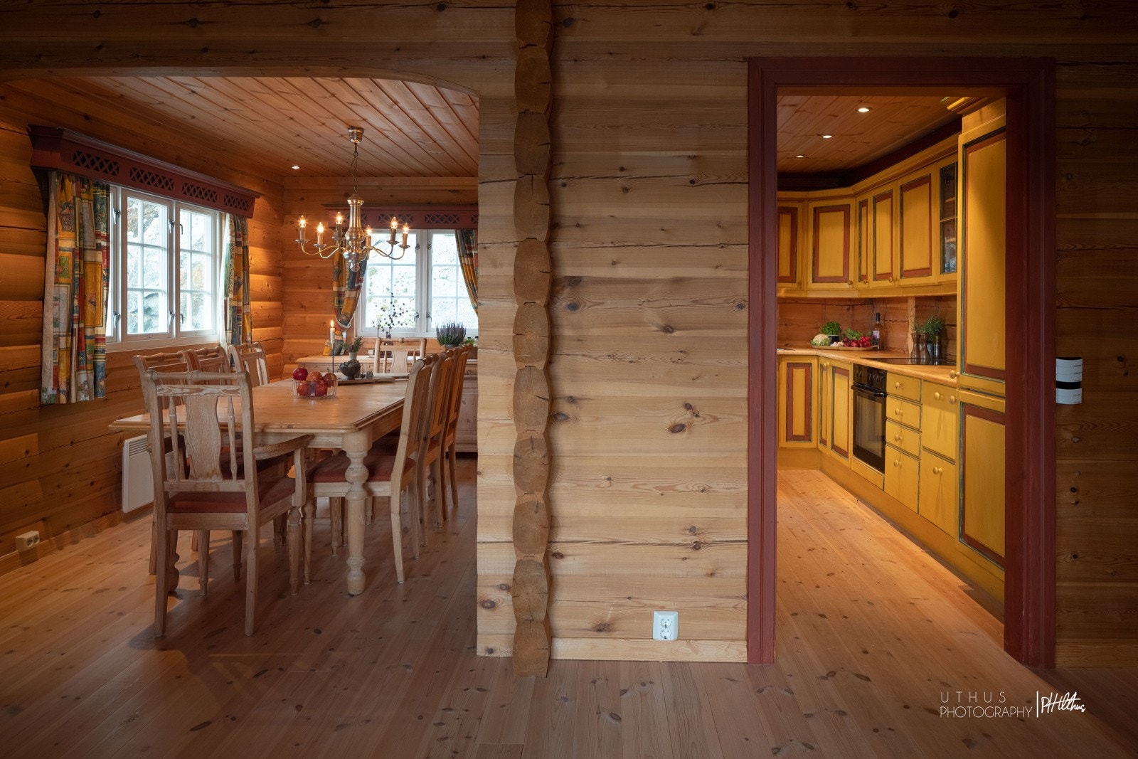 Fra stuen ser man mot kjøkken og "spisestuen" Galleribilde