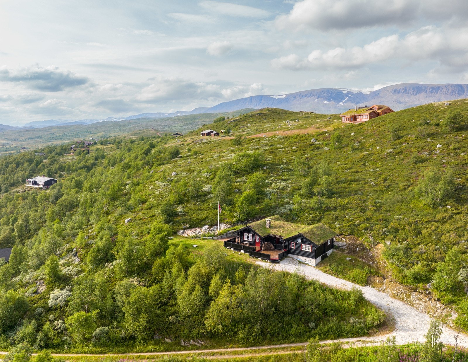 Mektige og vakre Hallingskarvet i bakkant av eiendommen! Galleribilde