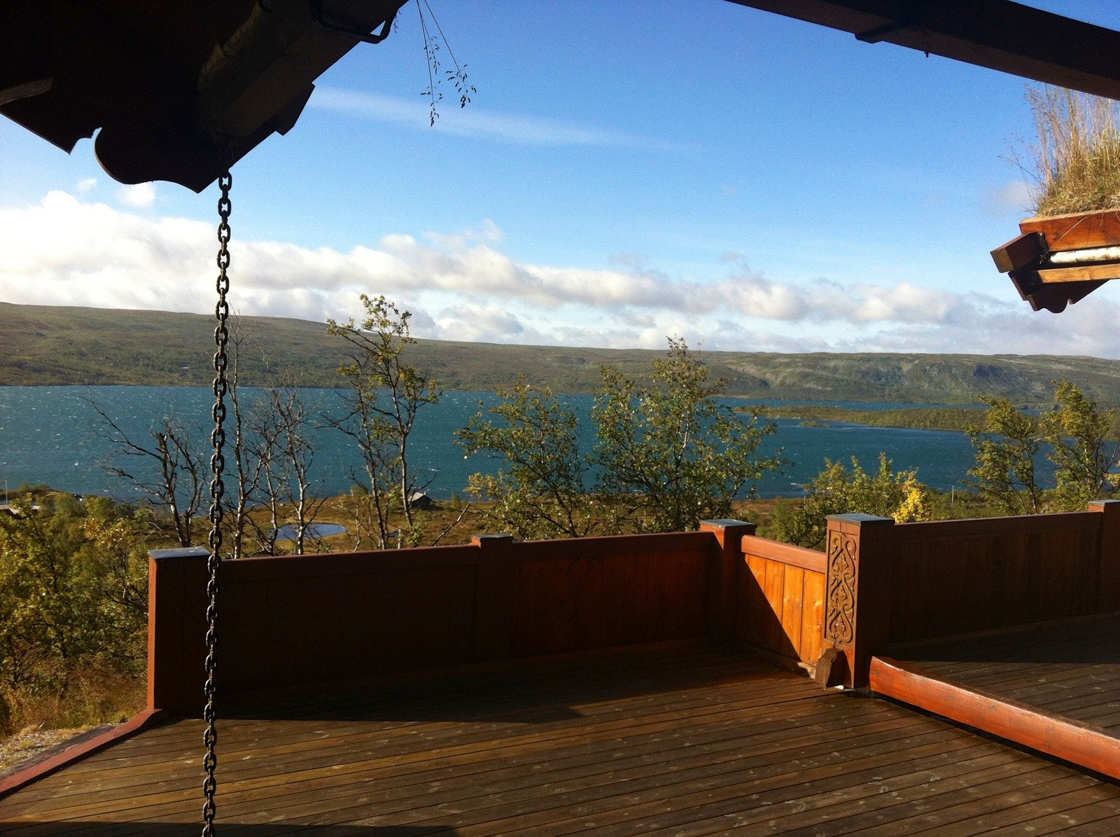 Nydelig utsikt fra den solrike terrassen. Galleribilde