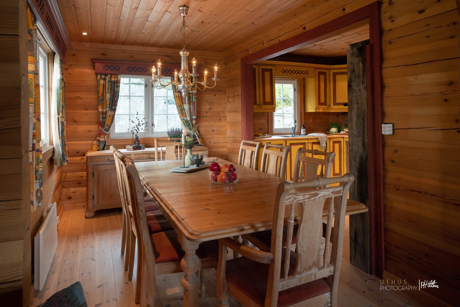 Sjarmerende tømmervegger gir et inntrykk av en solid høyfjellshytte Galleribilde