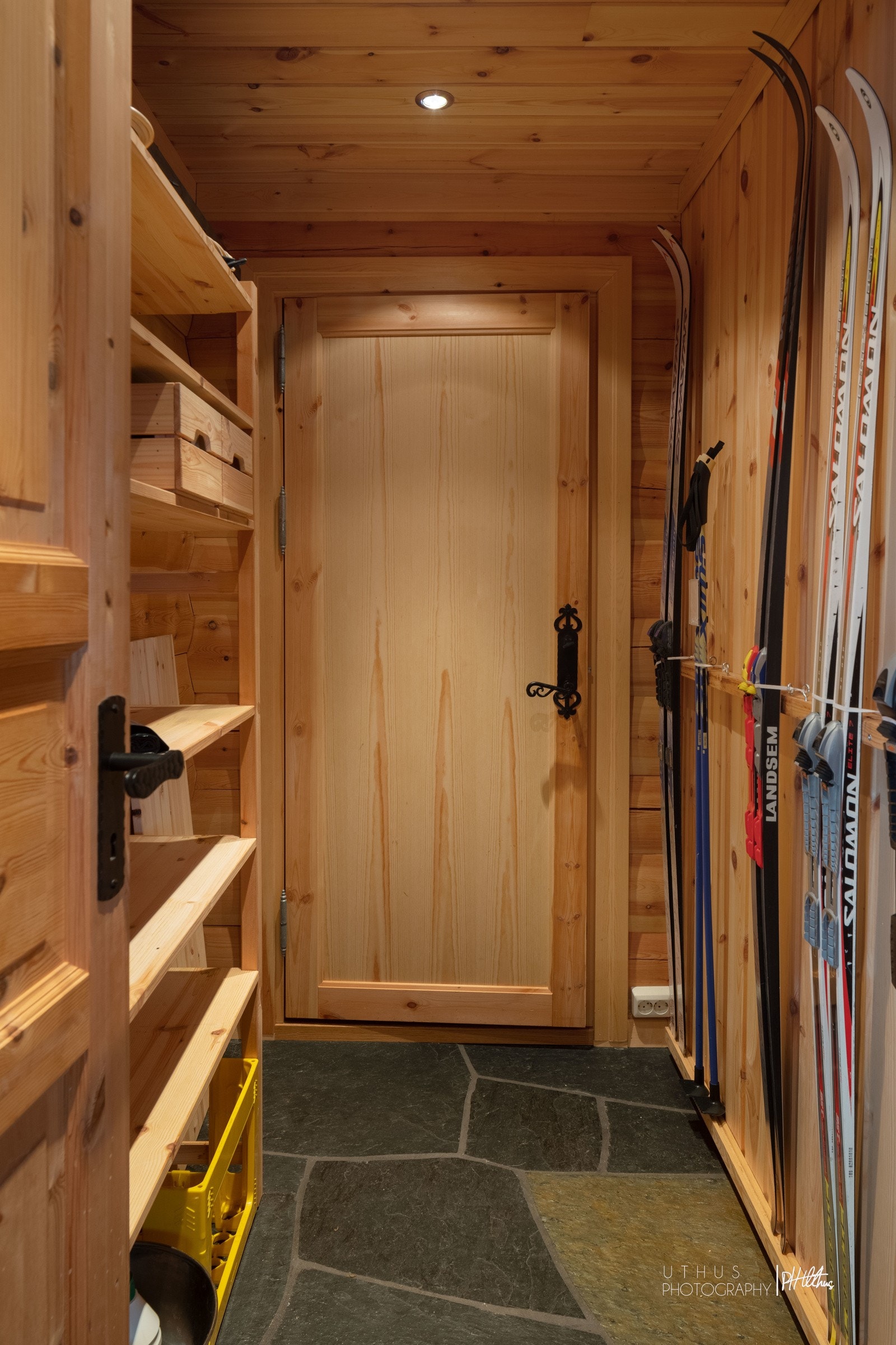 Mellomgang fra entrè med adkomst til skibod i bakkant. Galleribilde