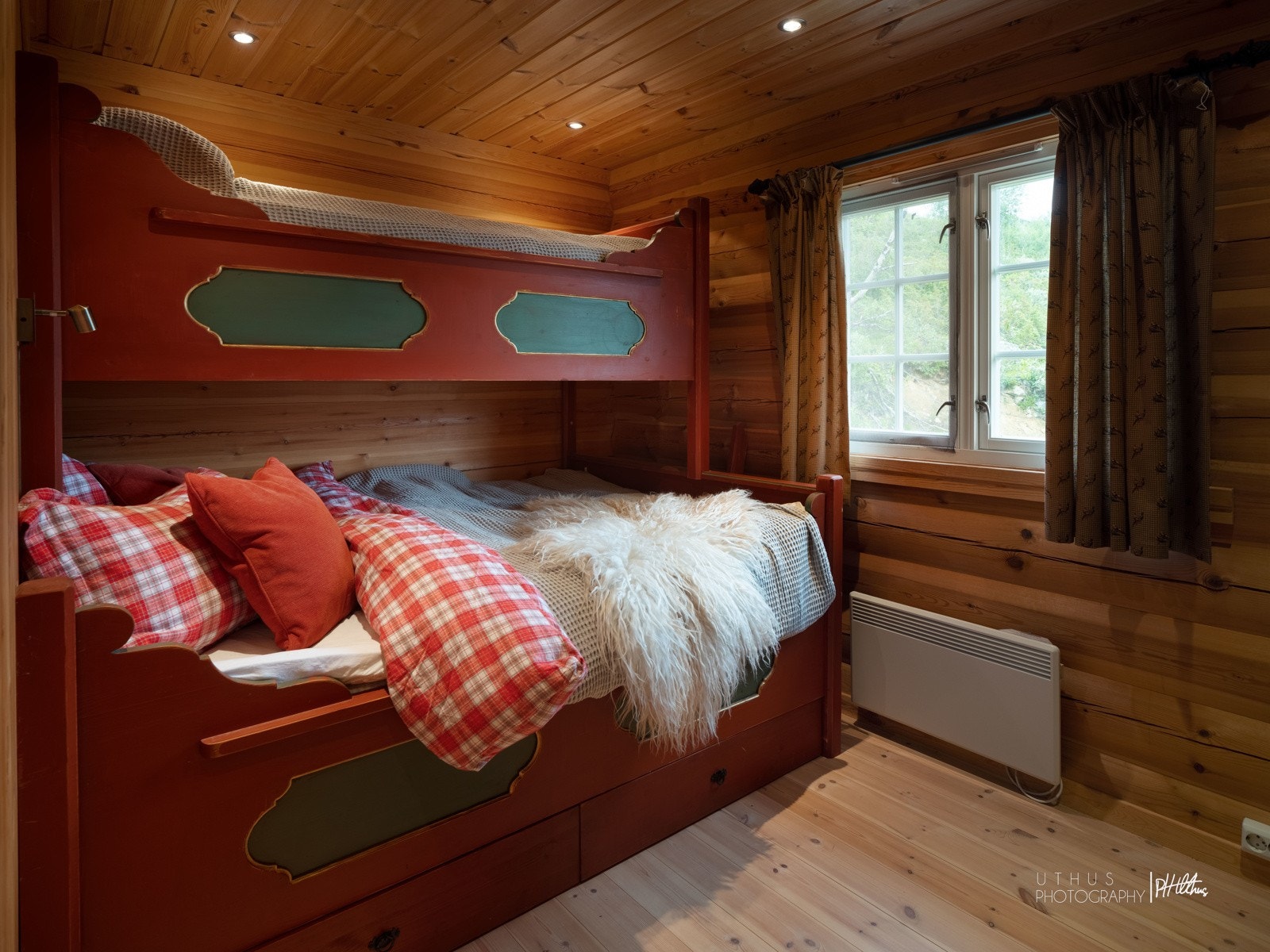 Soverom 1 av 5 - Spesialtilpassede familiekøye i bondestil. Galleribilde