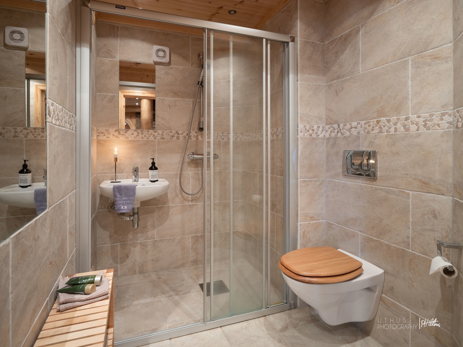 Underetasje: Bad i underetasje Galleribilde