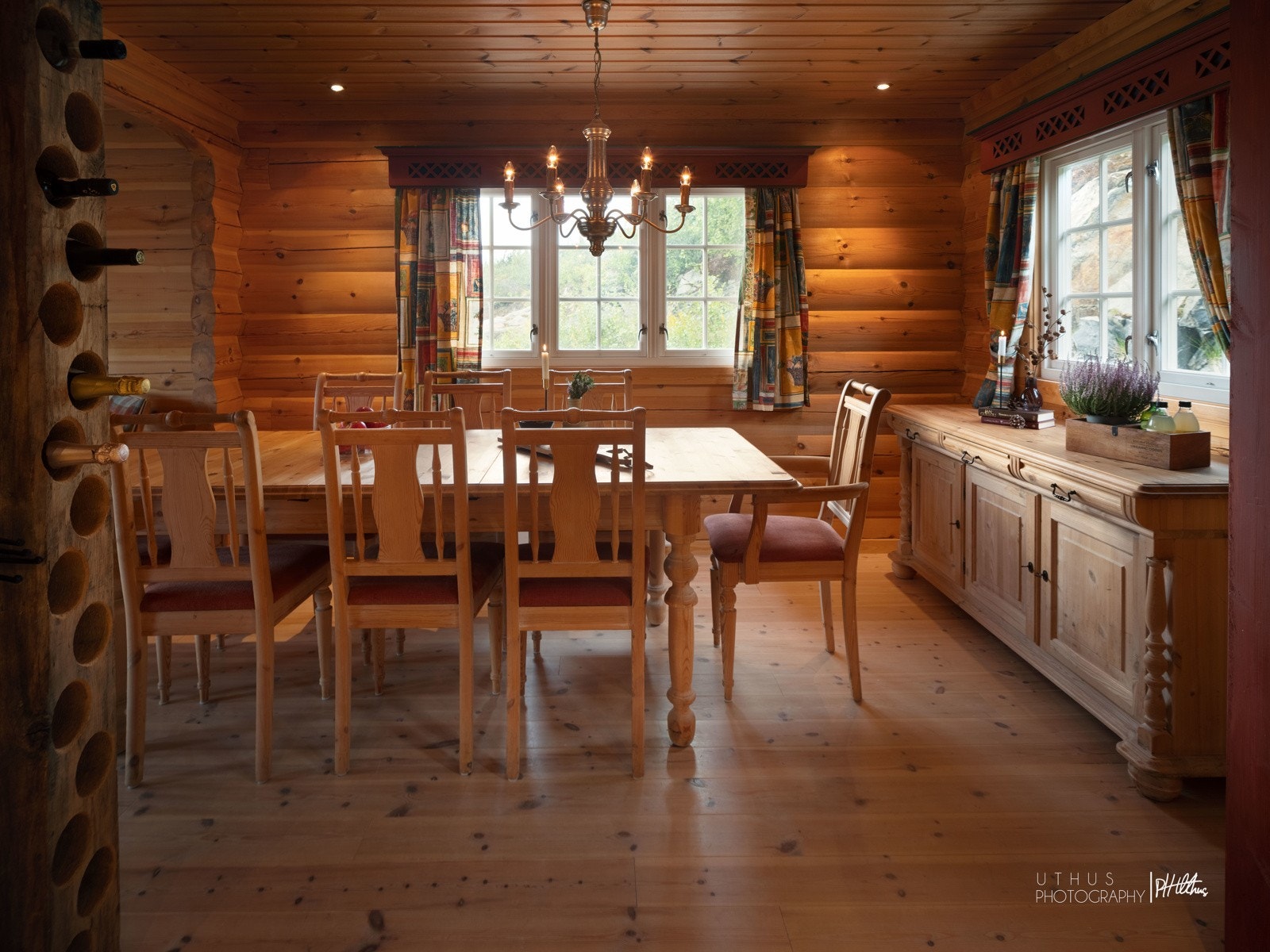 Velkommen tilbords! Spisestue sett fra kjøkkenet. Galleribilde