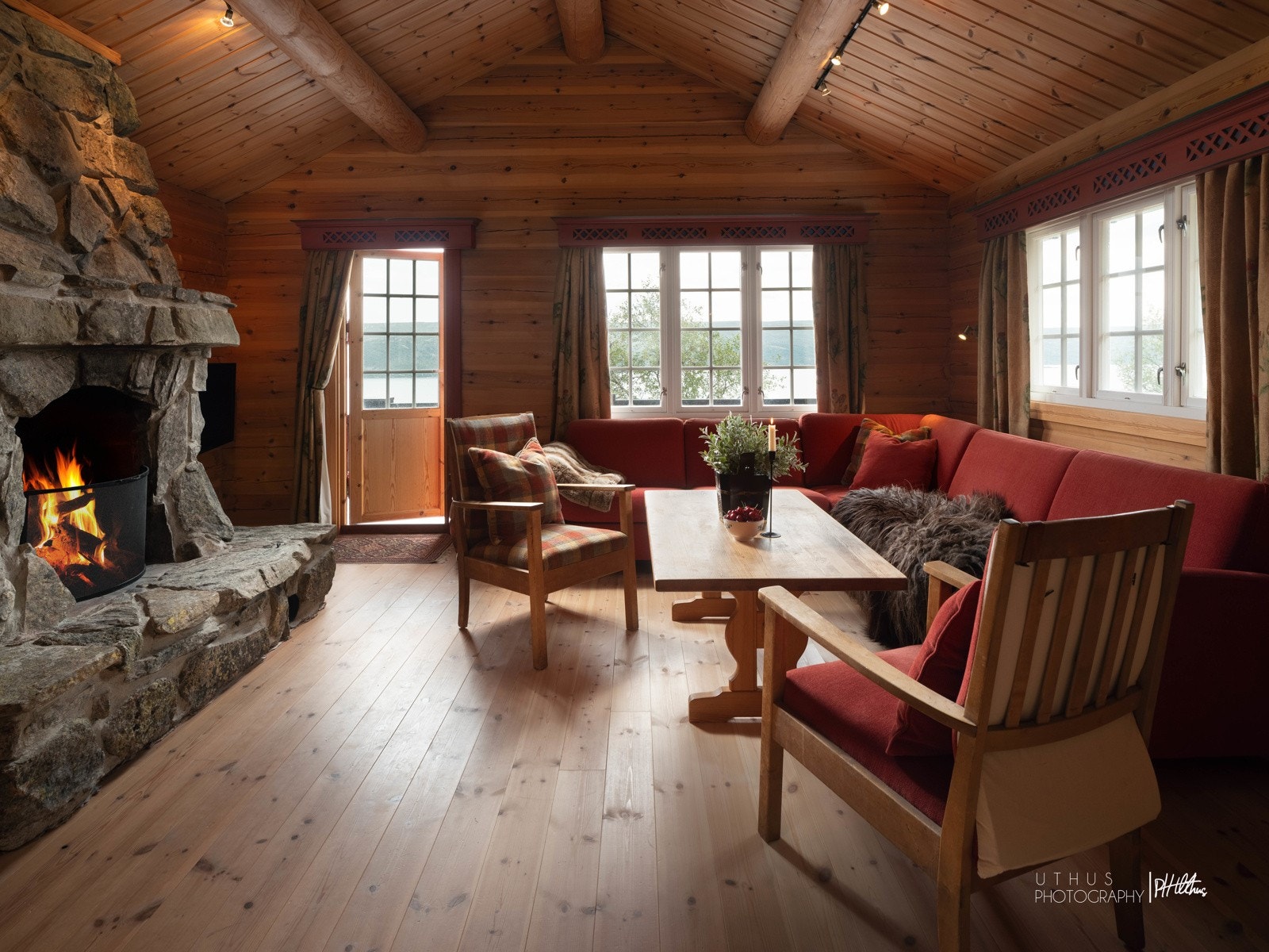 Den plassbygde peisen er ett flott interiørmessig innnslag i stuen. Galleribilde