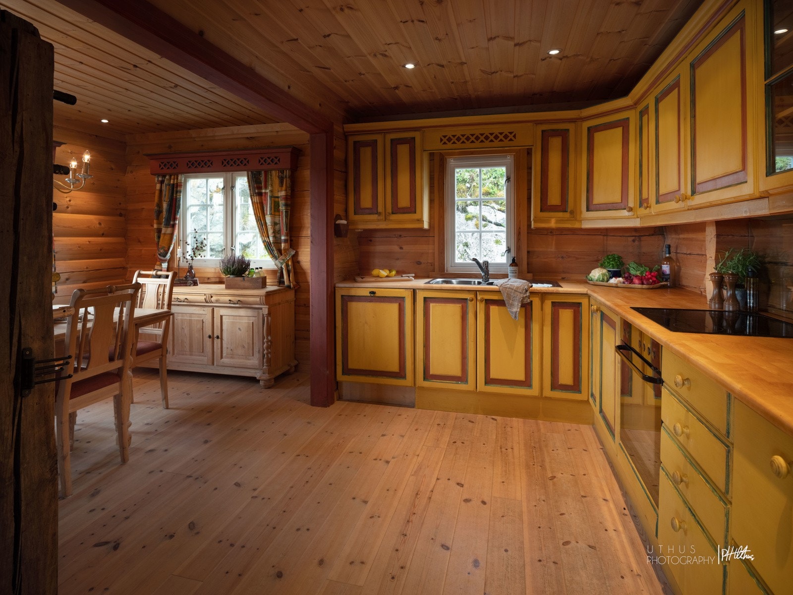 Rikelig med skap og skuffer, samt integrerte hvitevarer. Galleribilde