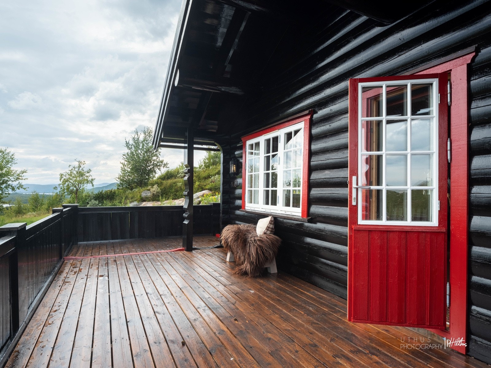 Terrassen med utgang fra stuen. Solrik, vestvendt og med fantastisk utsikt. Galleribilde