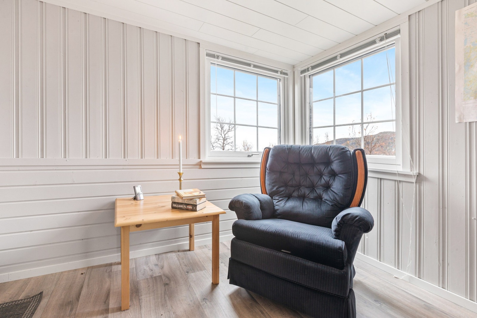 Stuen er lysmalt og har vindu i flere retninger Galleribilde