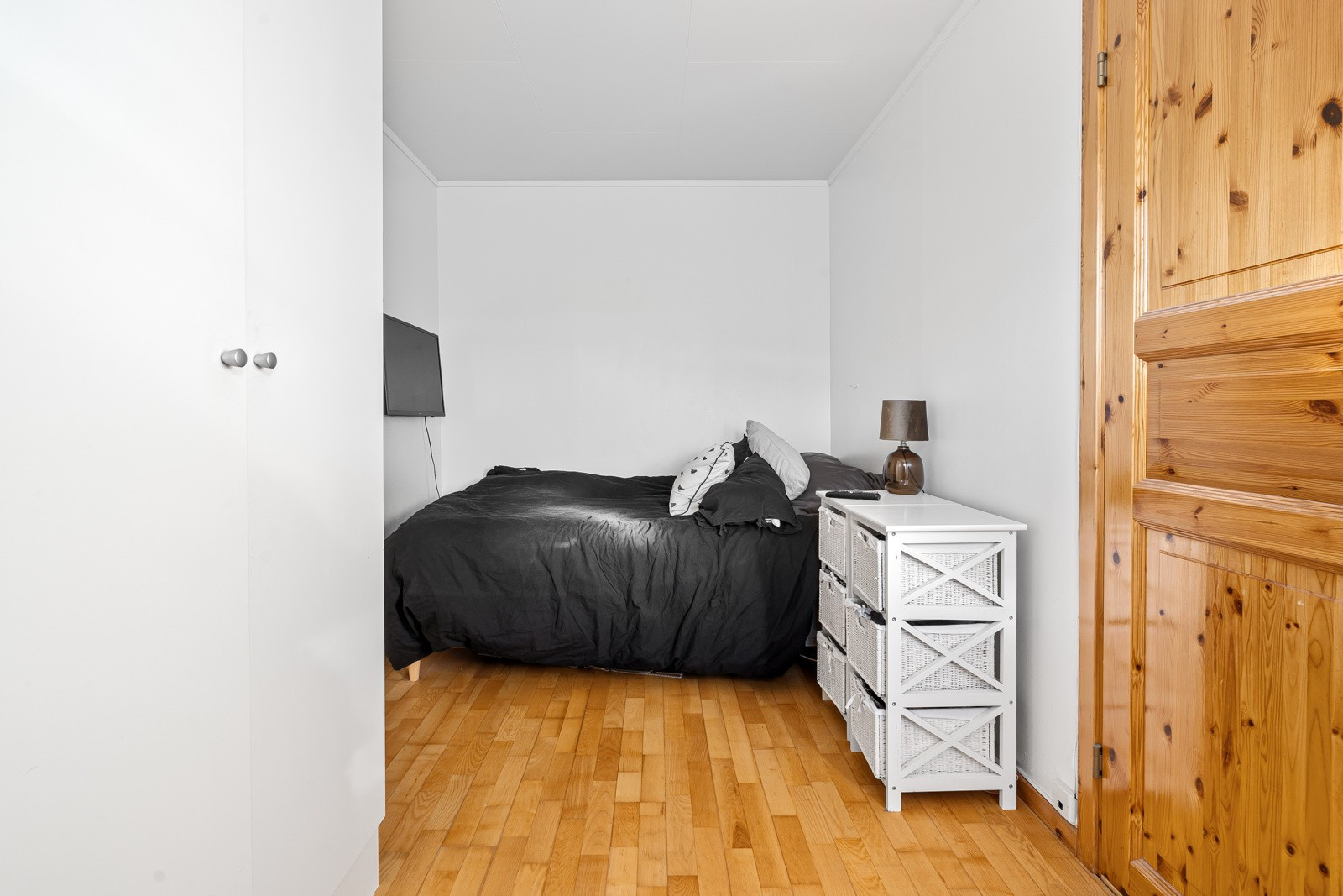Leilighet 3 - Soverom med god plass til seng og oppbevaring