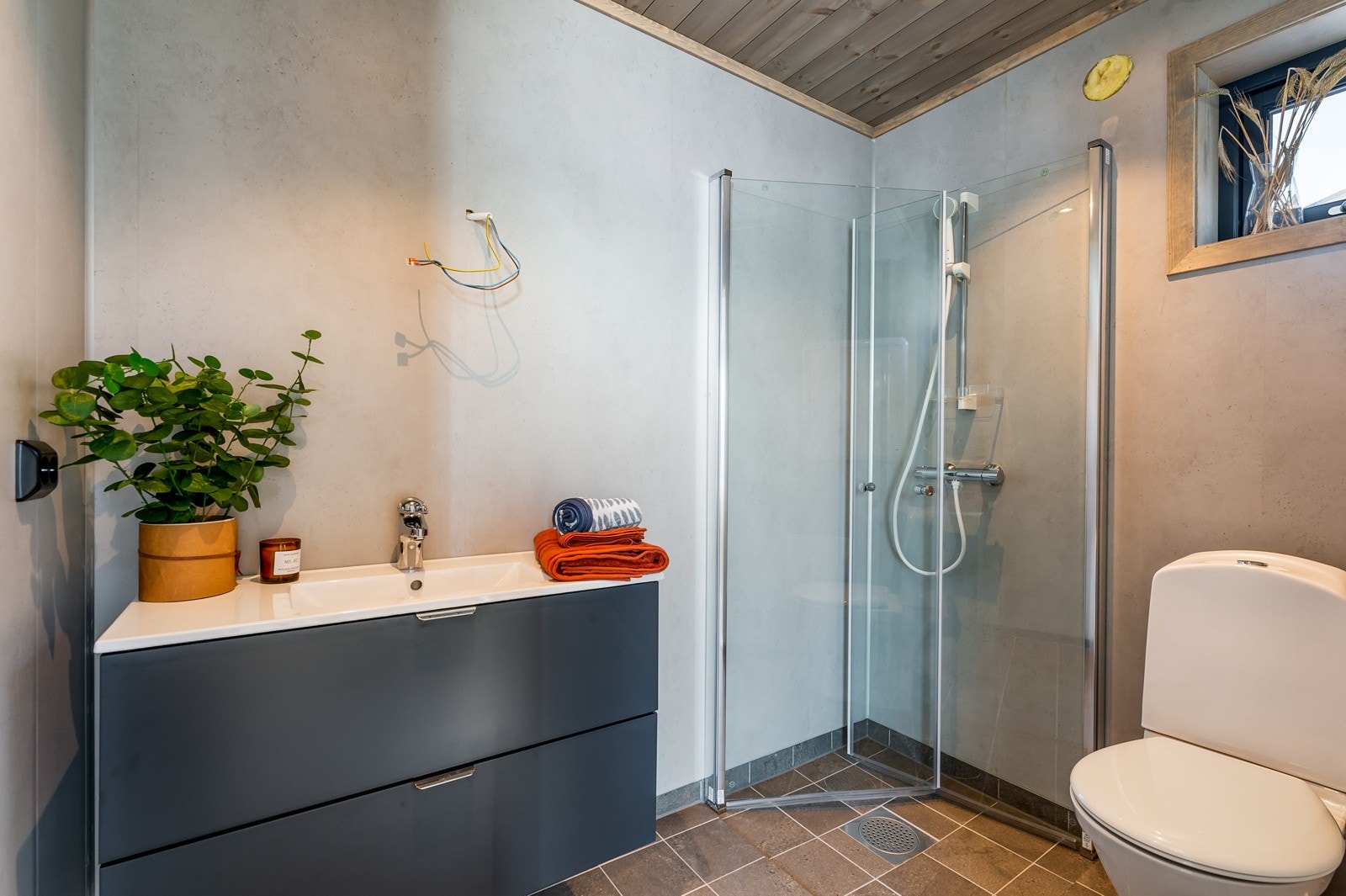 Delikat bad med gulvvarma Galleribilde