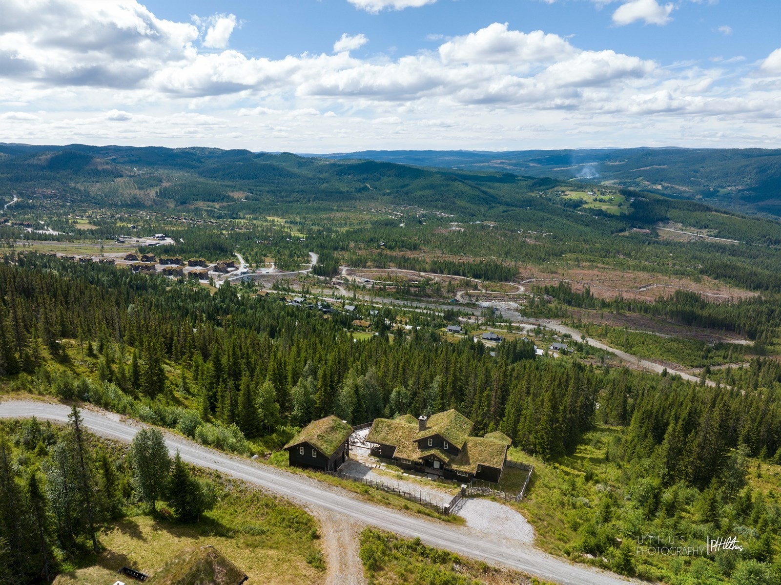 Stor og unik eiendom med innholdsrik hytte, dobbel garasje, anneks og skigard. Galleribilde