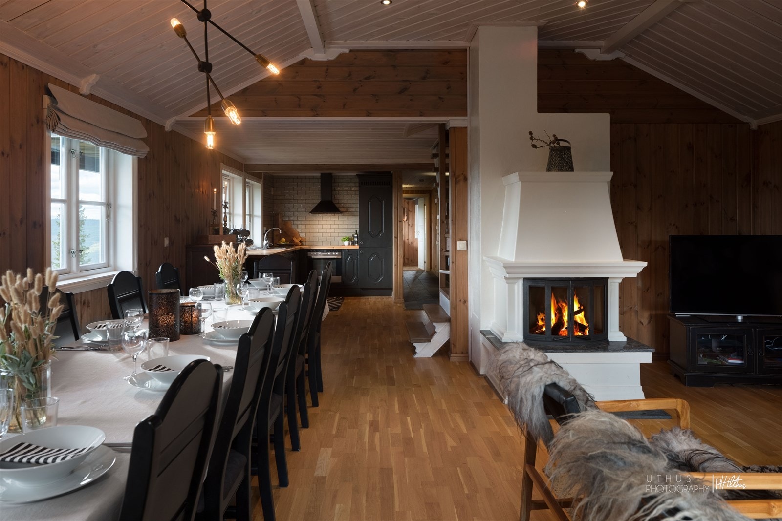 Peis med peisinnsats i stua som innbyr til hygge og varme. Galleribilde