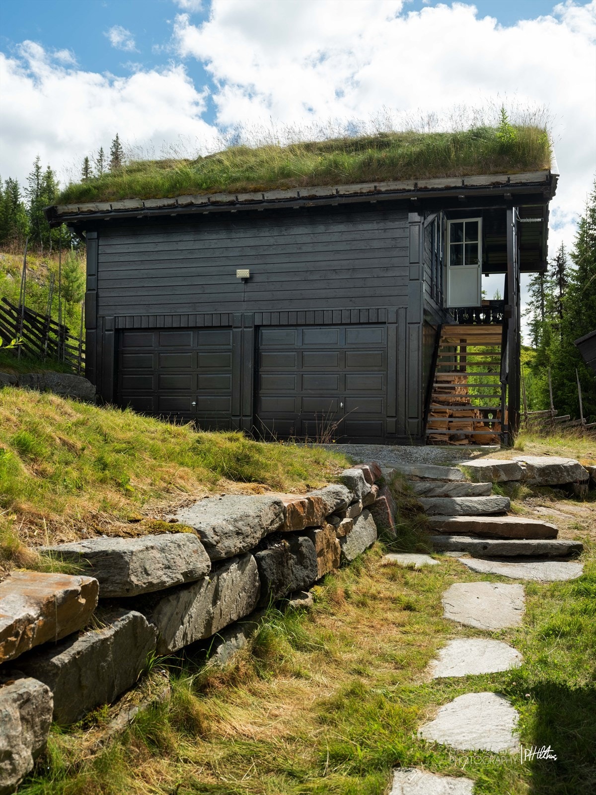 Parkering i dobbel garasje, og ellers god plass til parkering for flere biler ute på eiendommen. Galleribilde