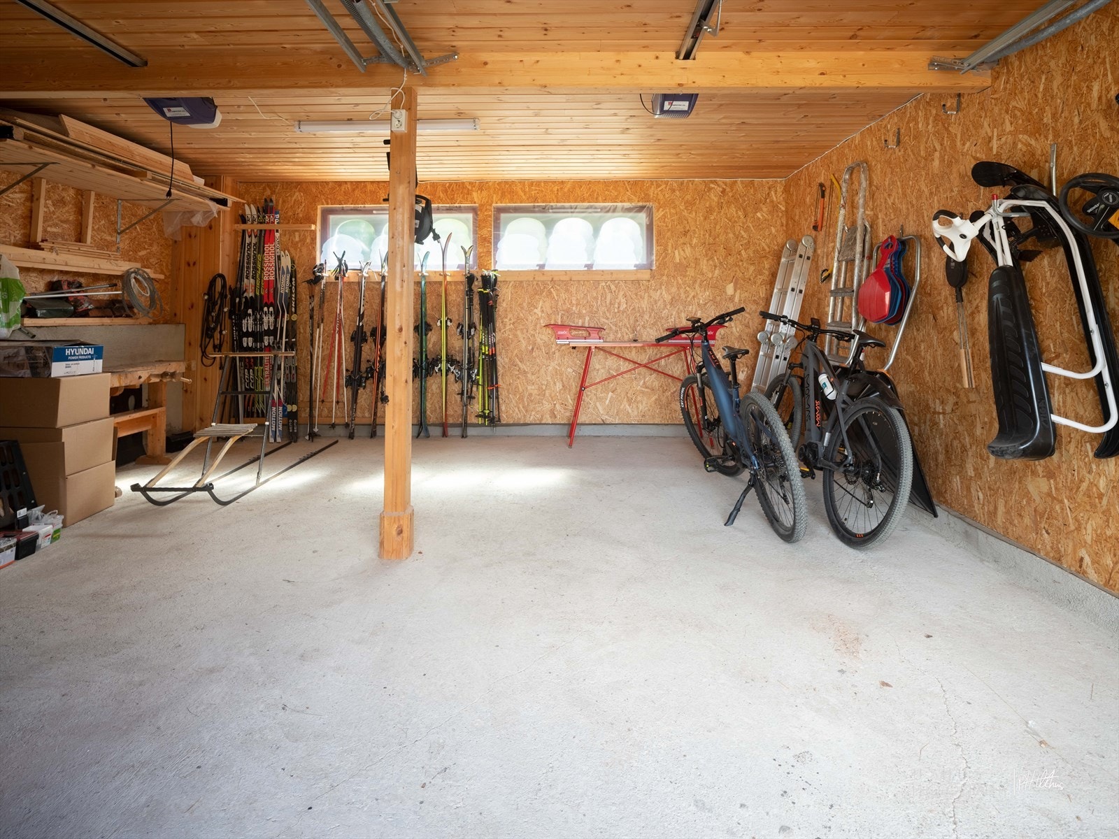Garasjerom med biloppstillingsplass til to biler og noe lagerplass. Galleribilde