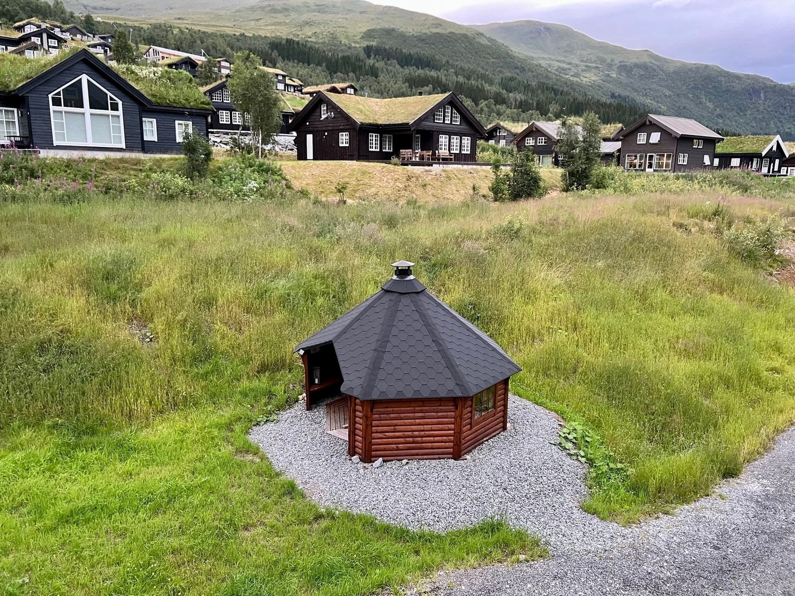 Grillhytte som disponeres av Klypeteigen bygg 4 og 5 Galleribilde