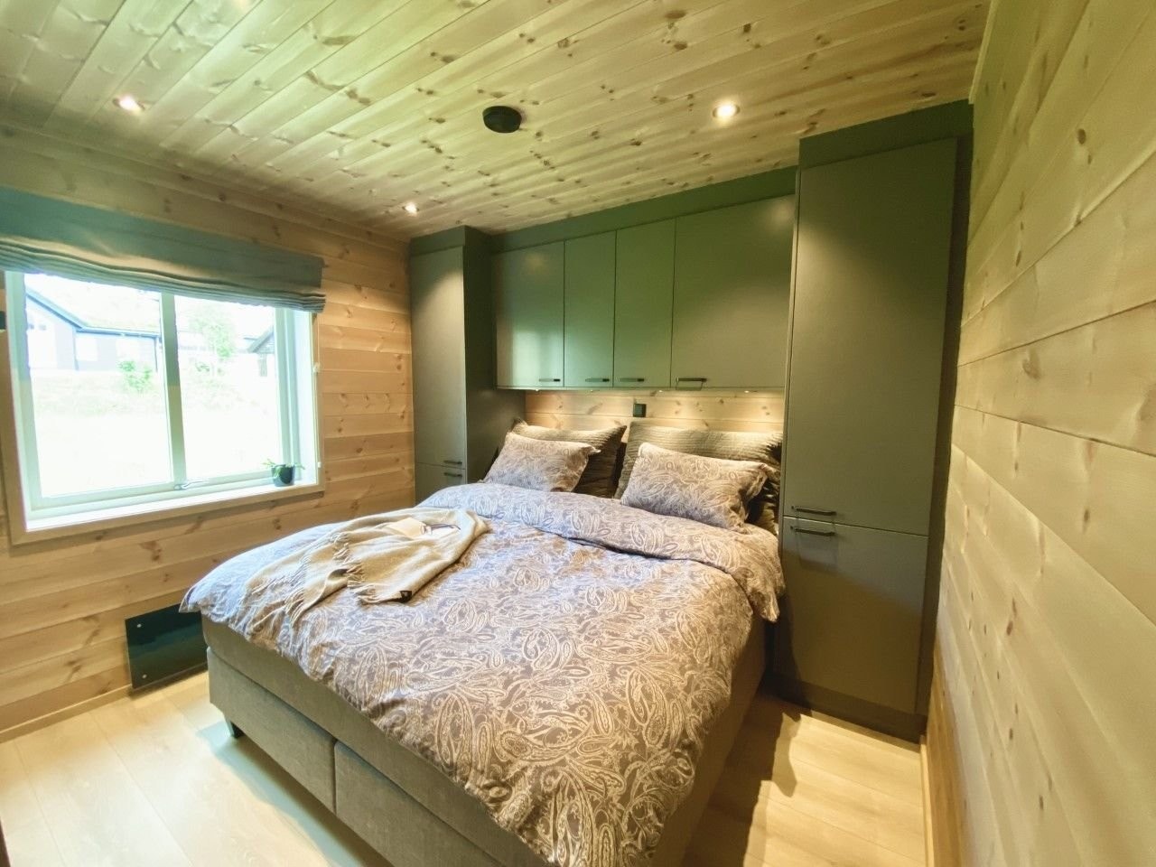 Hovedsoverom med overbygd garderobe fra Sigdal Galleribilde