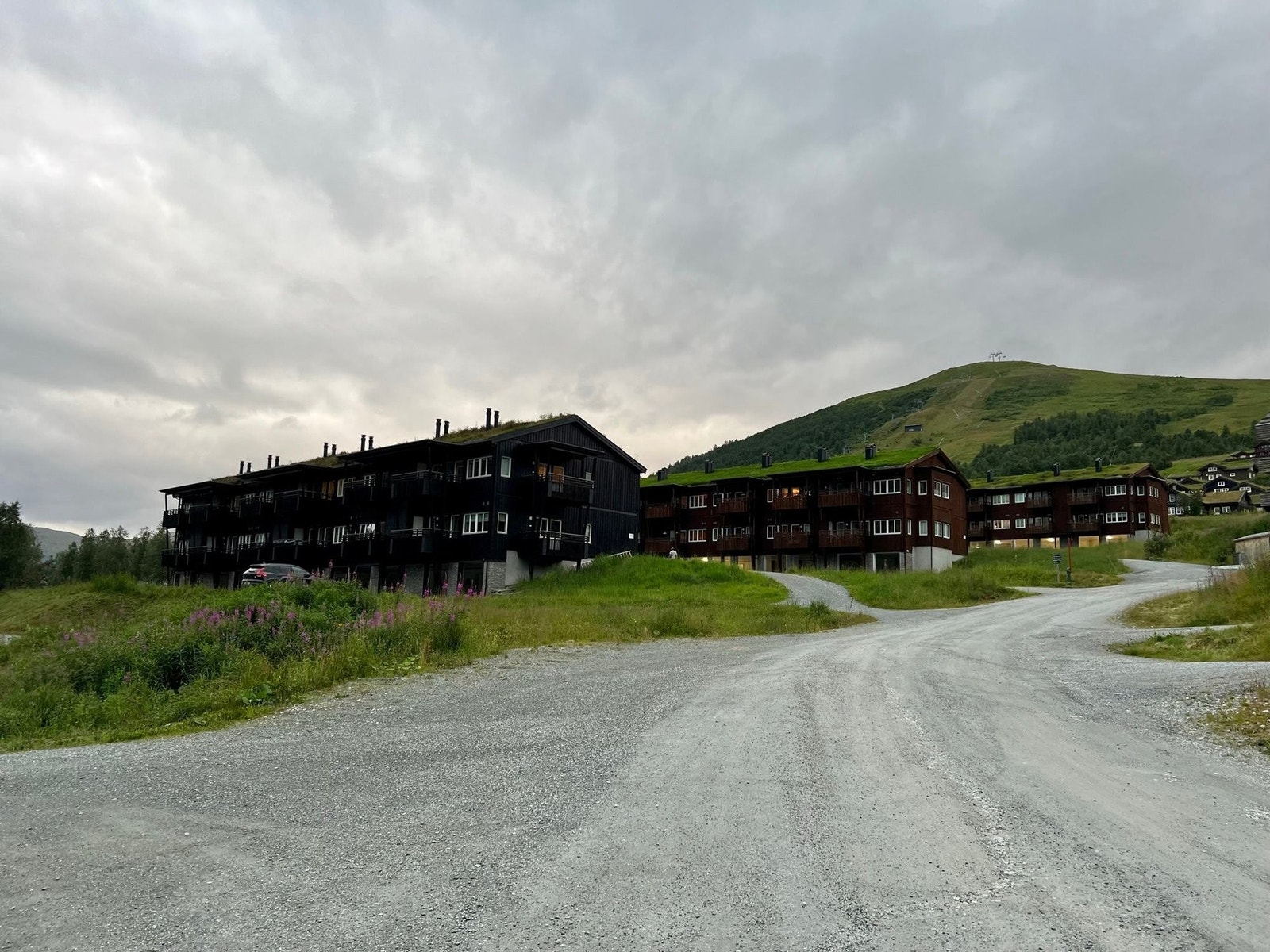 Leiligheten ligger i øverste bygg høyest oppe i Klypeteigen (bygget vises ikke på bildet) Galleribilde