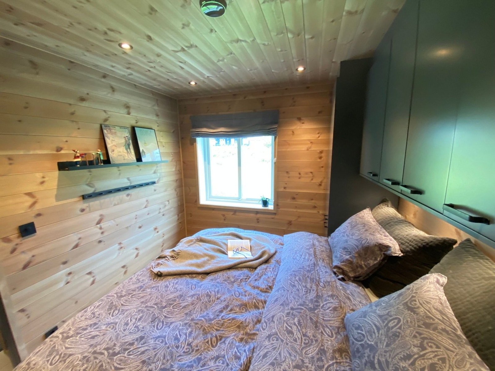 Hovedsoverom med overbygd garderobe fra Sigdal Galleribilde