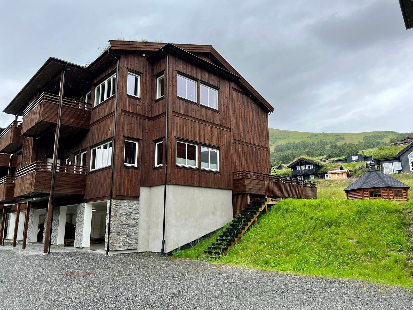 Leiligheten ligger i øverste etasje på enden i bildet. Parkeringsplass er er i enden av bygget i kjeller. Galleribilde