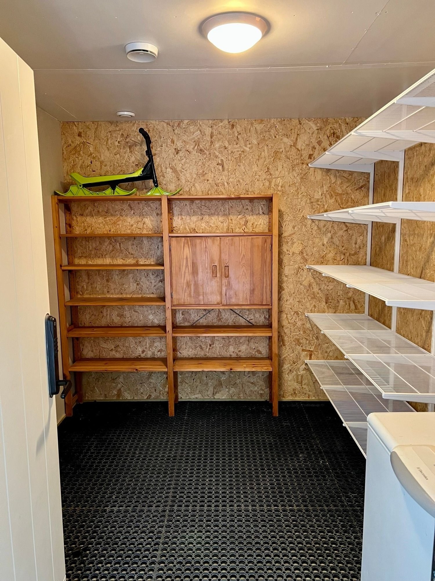 Skibod med balansert ventilasjon i bakkant av parkeringsplass Galleribilde