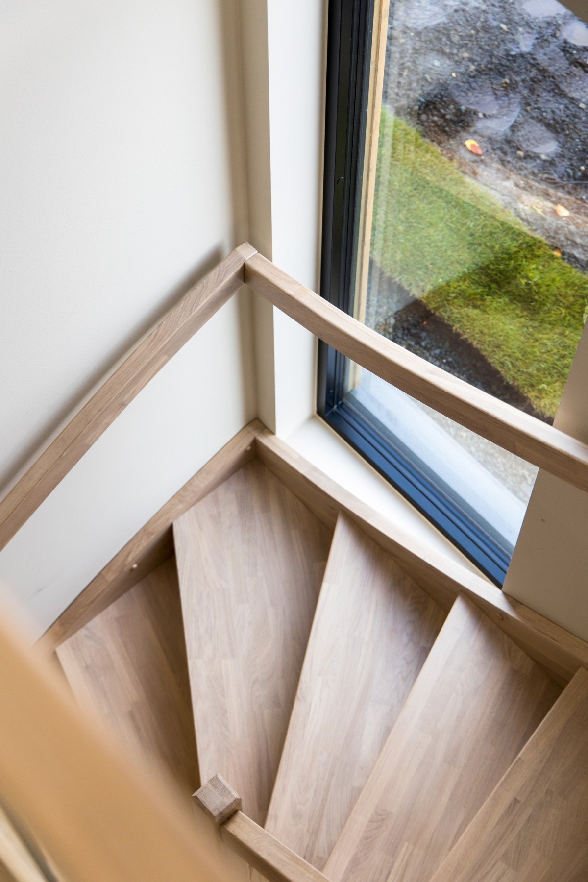 I trappen gjenspeiles gode materialvalg med eik- og glassrekkverk. Galleribilde