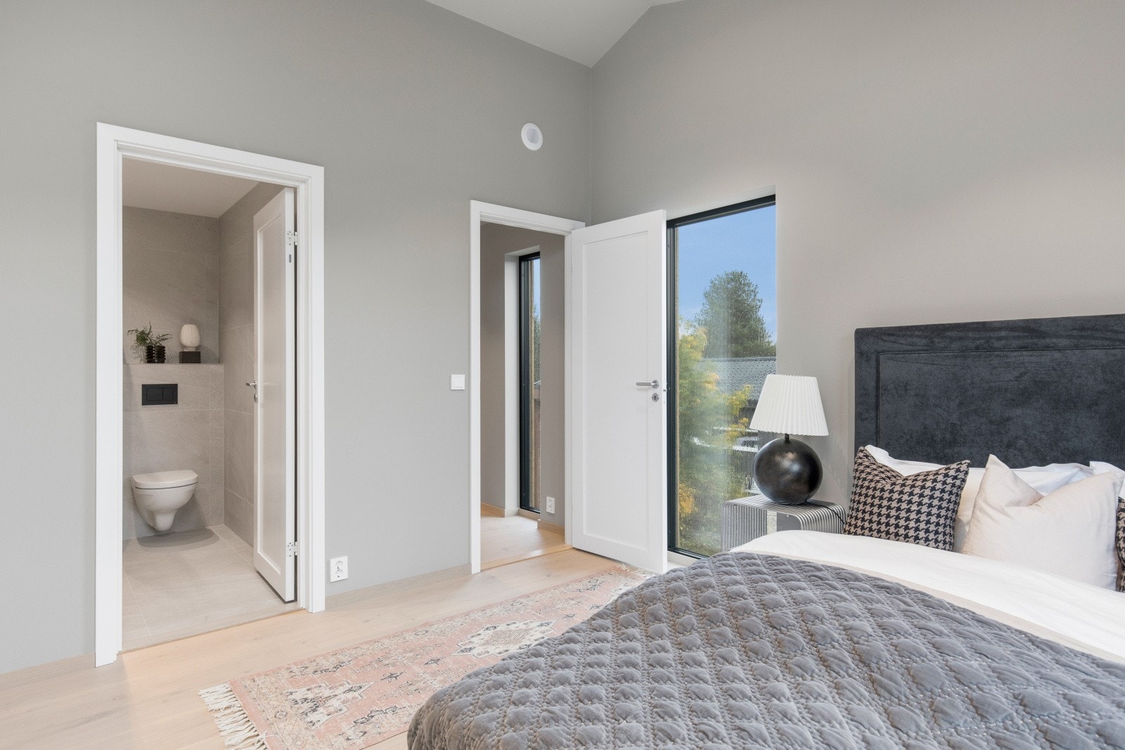 En-suite følelse med eget baderom og mulighet for walk-in closet i tilhørende bod. Galleribilde