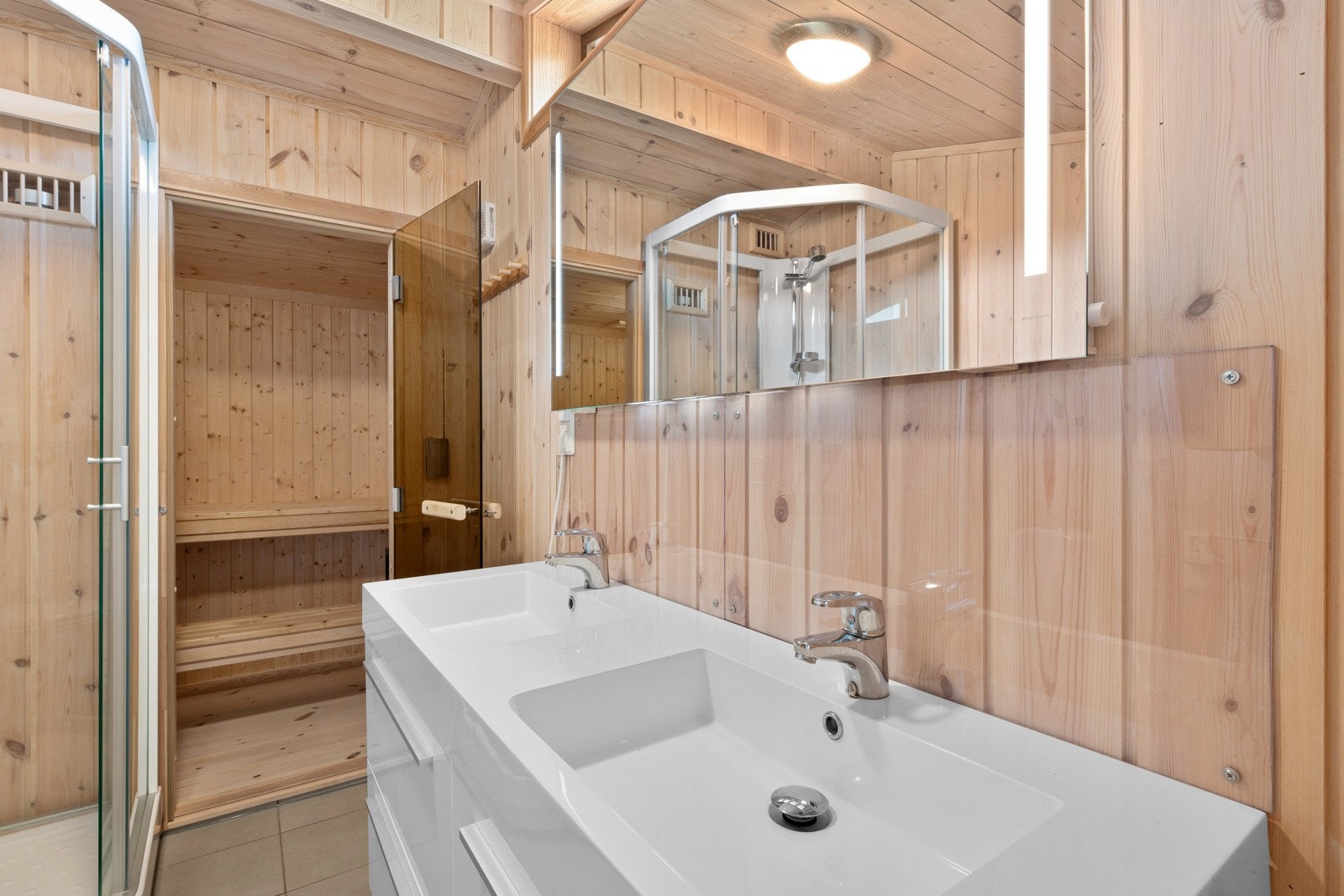 Innenfor badet er det en fin badstue som også er praktisk for klestørk. Galleribilde