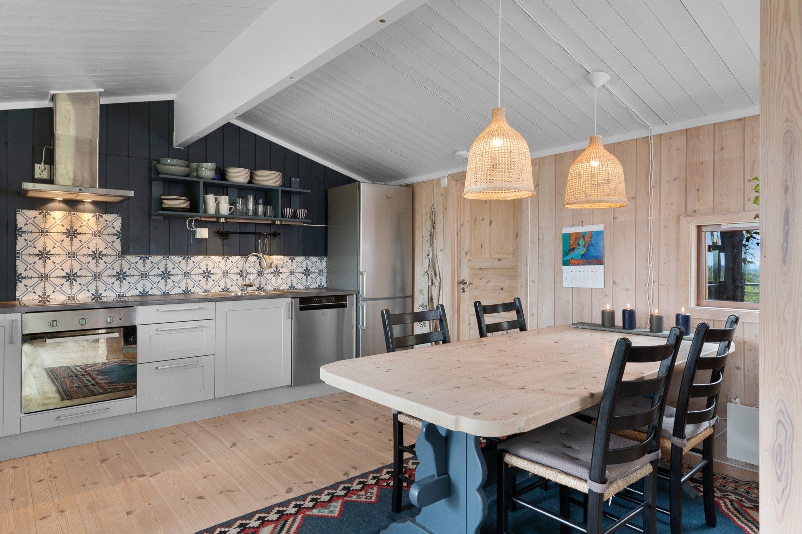 Det er god plass til et spisebord ved kjøkkenet. Galleribilde