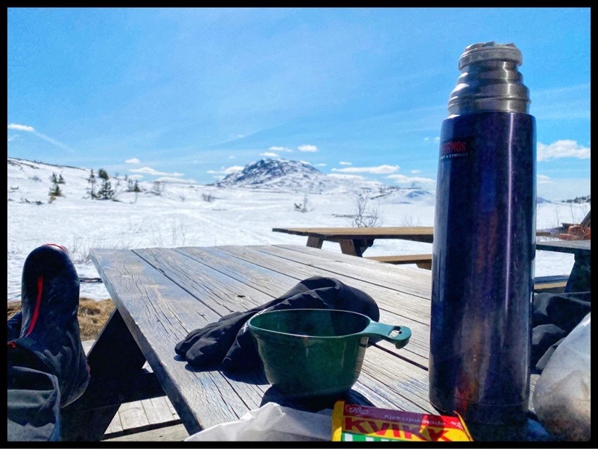 Sol og mat nyes fra en seter i fjellet. Galleribilde