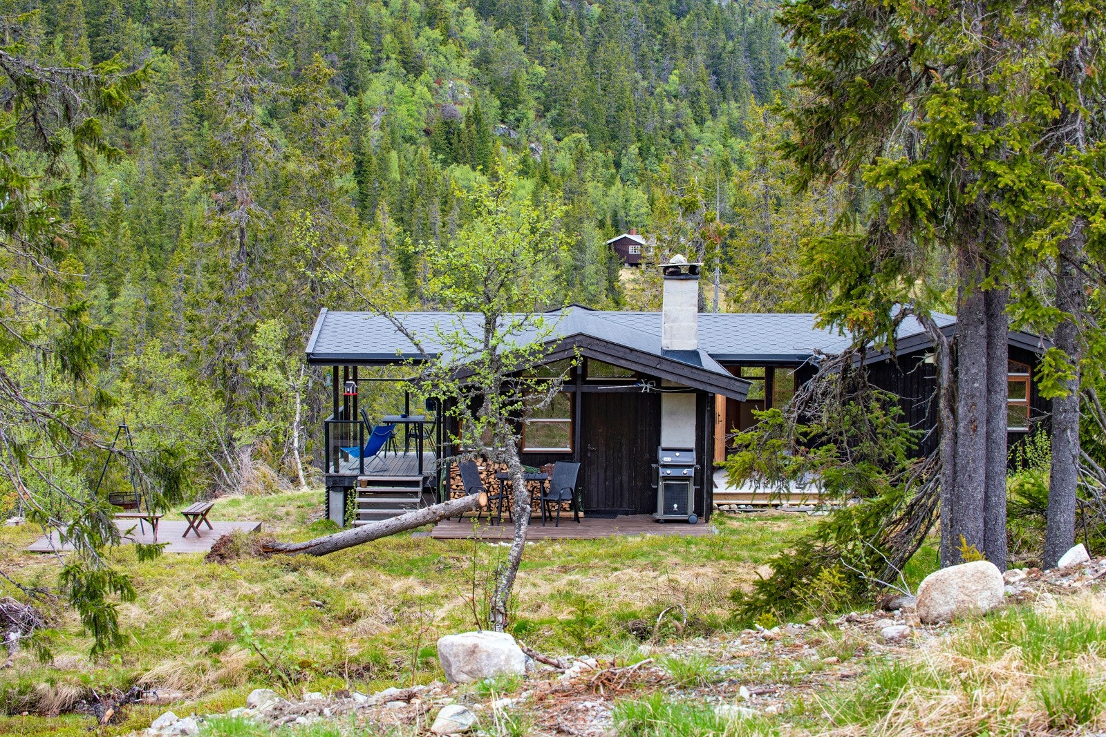 Fritidseiendommen ligger i et naturskjønt og populært område, på en naturtomt 917 moh. Galleribilde