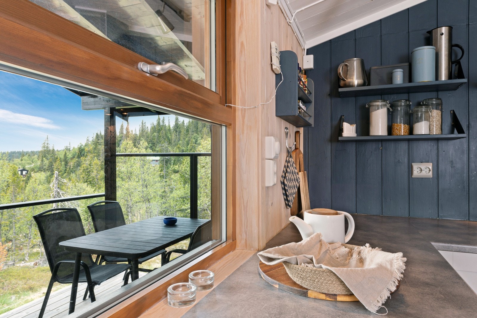 Det er utgang fra kjøkkenet til terrassen utenfor. Galleribilde