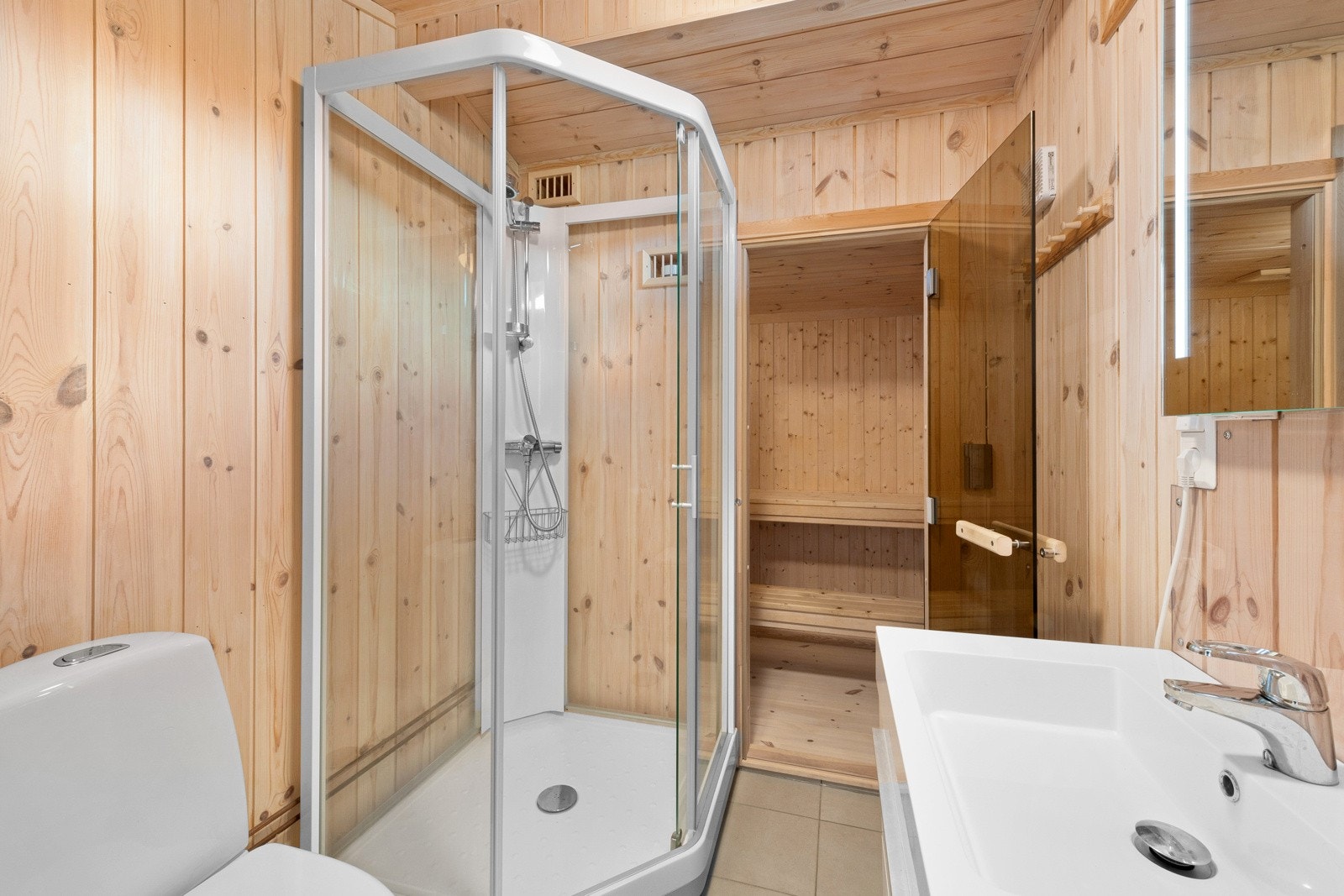 Badet har gulvvarme, vindu, dusjkabinett og frittstående toalett. Galleribilde