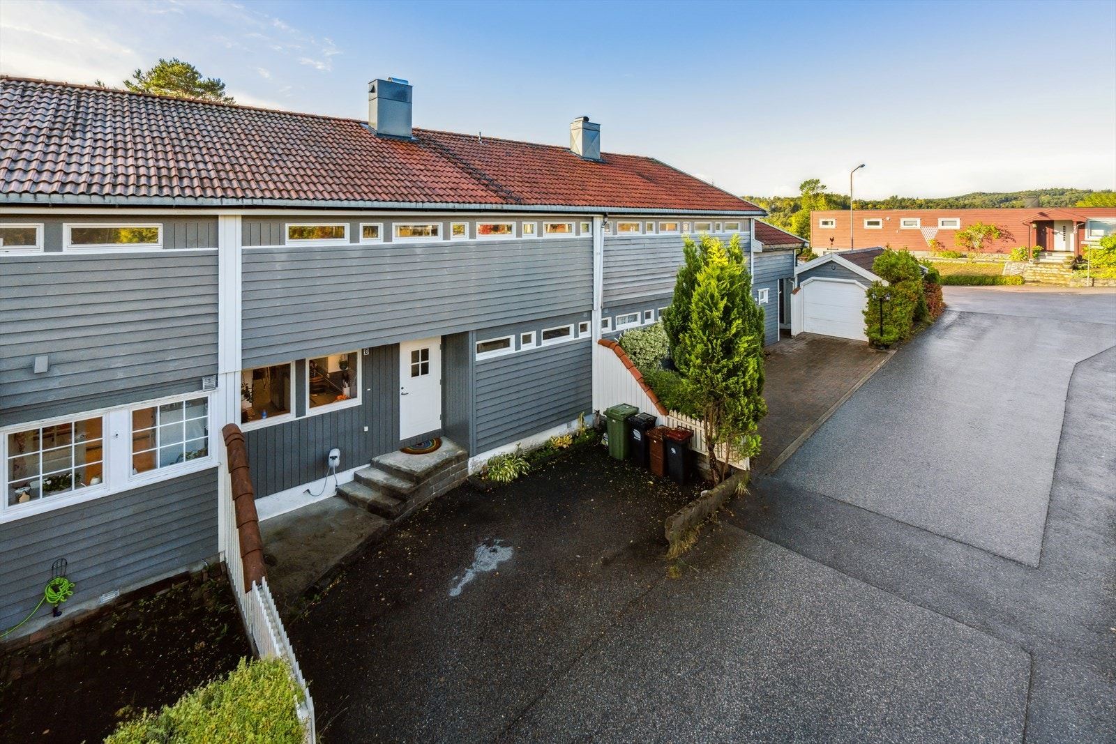 Området er lett å trives i, med rolige omgivelser og kun 10 minutters gange til skole, barnehage, matbutikk og fritidstilbud. Galleribilde
