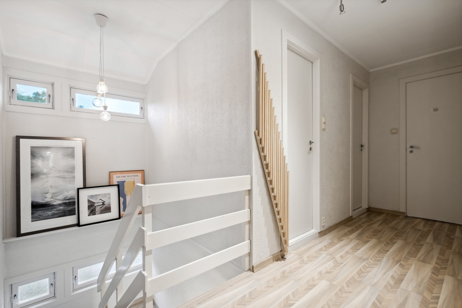 Opp i andre etasje er det tre soverom, baderom, vaskerom og toalettrom. Galleribilde