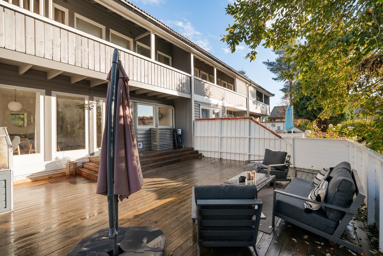 Fra stuen har en utgang til en sørvendt og skjermet terrasse. Galleribilde