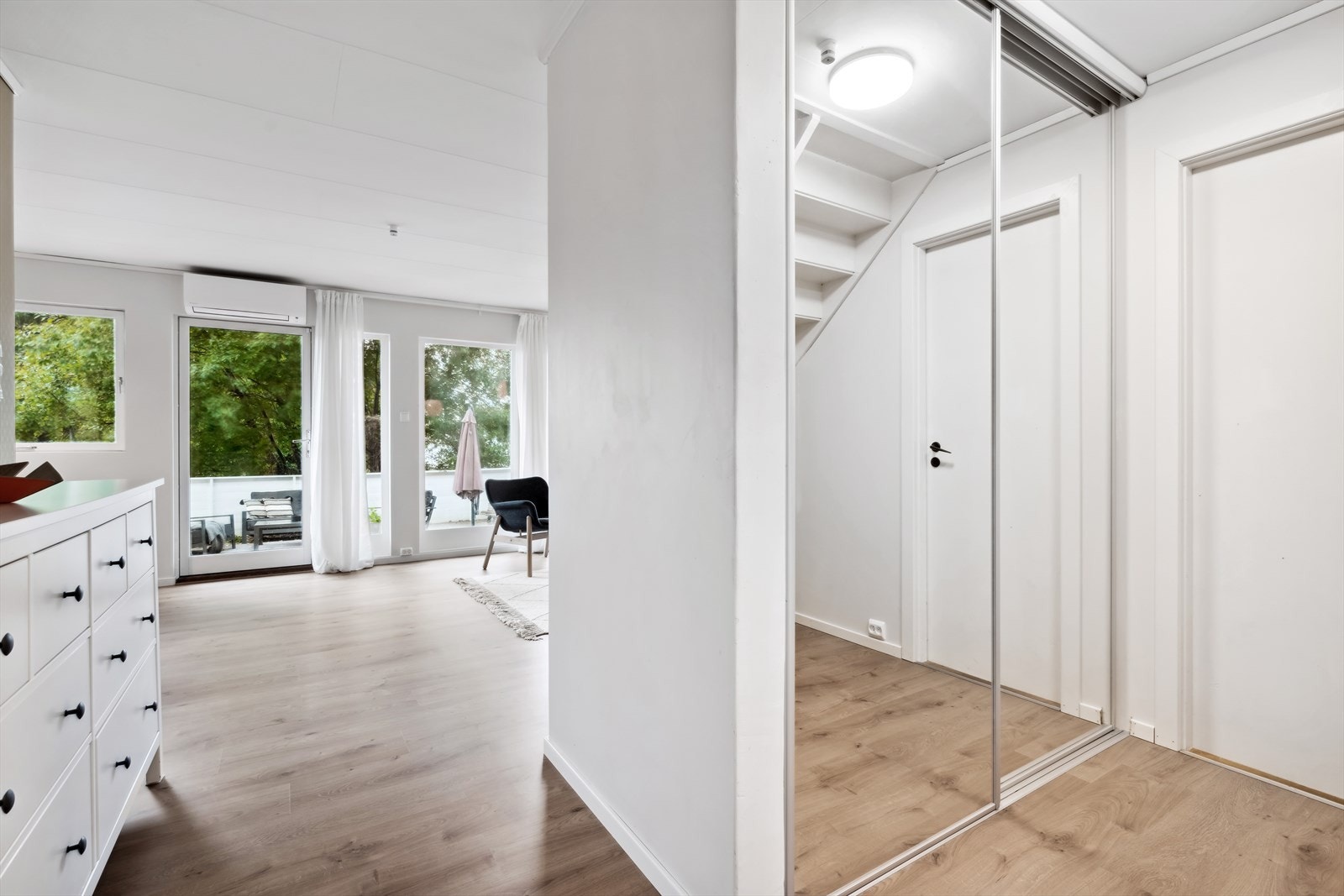 Velkommen inn, og velkommen hjem, til Wolframveien 7C! Fin og praktisk skyvedørsgarderobe i gangen. Galleribilde