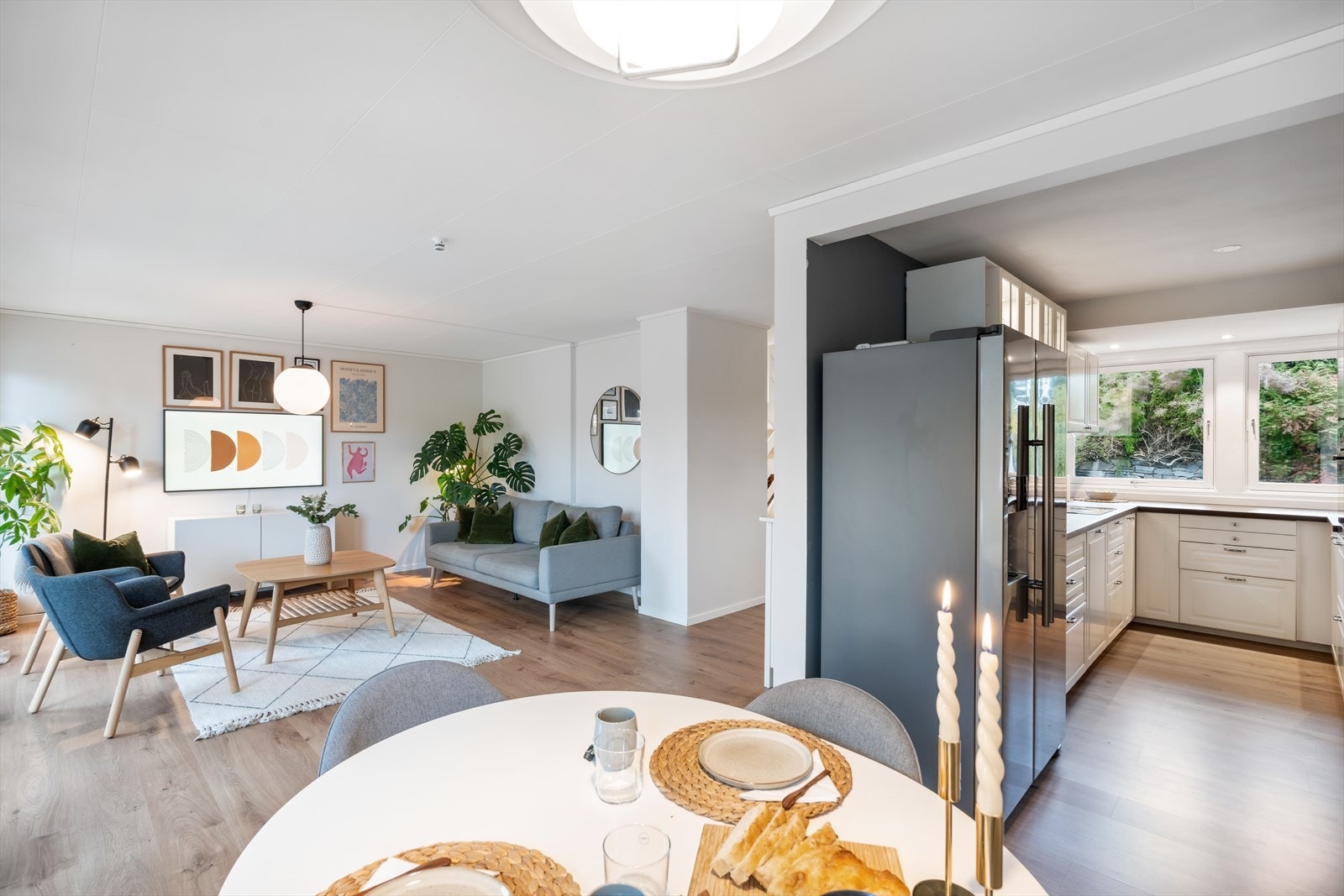 Videre inn kommer en til stuen, med god plass til både sofagruppe og spisestuemøbler. Galleribilde