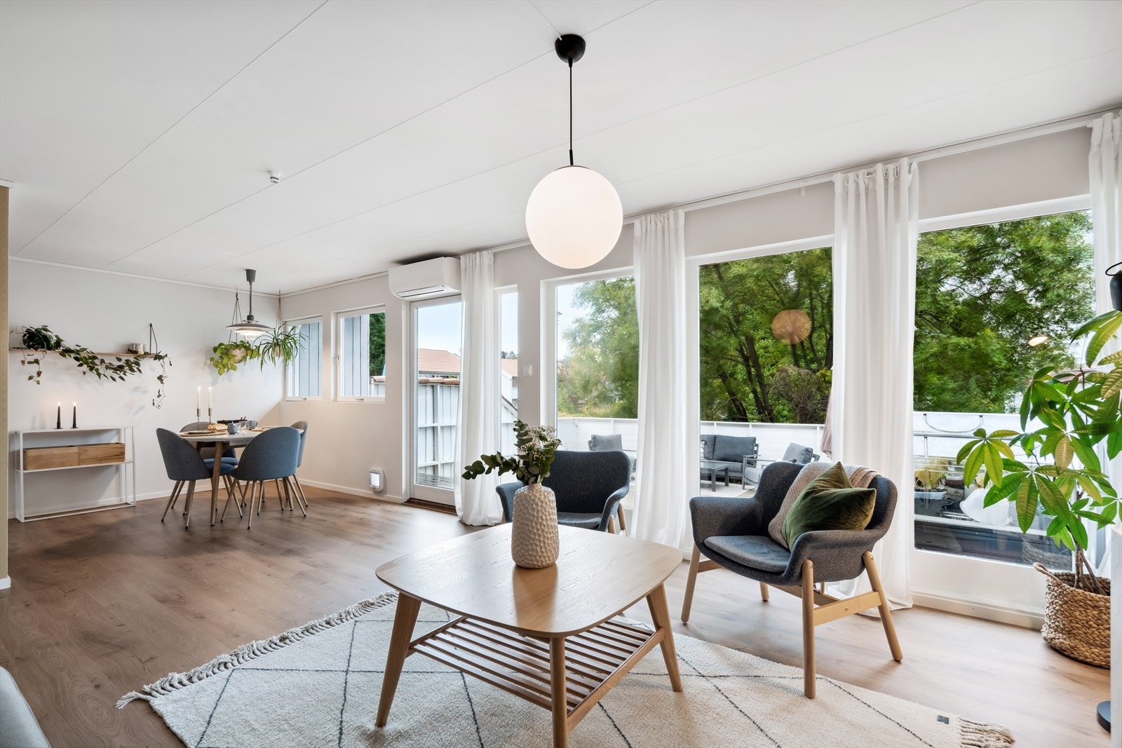 Det er installert varmepumpe i stuen - denne er over terrassedøren. Galleribilde