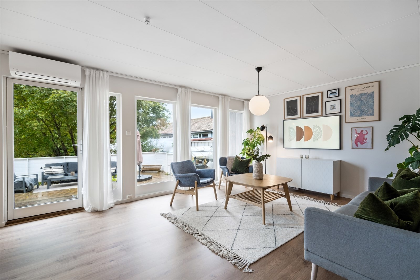 Herlig atmosfære i stuen med gode vindusflater som gir mye dagslys. Galleribilde