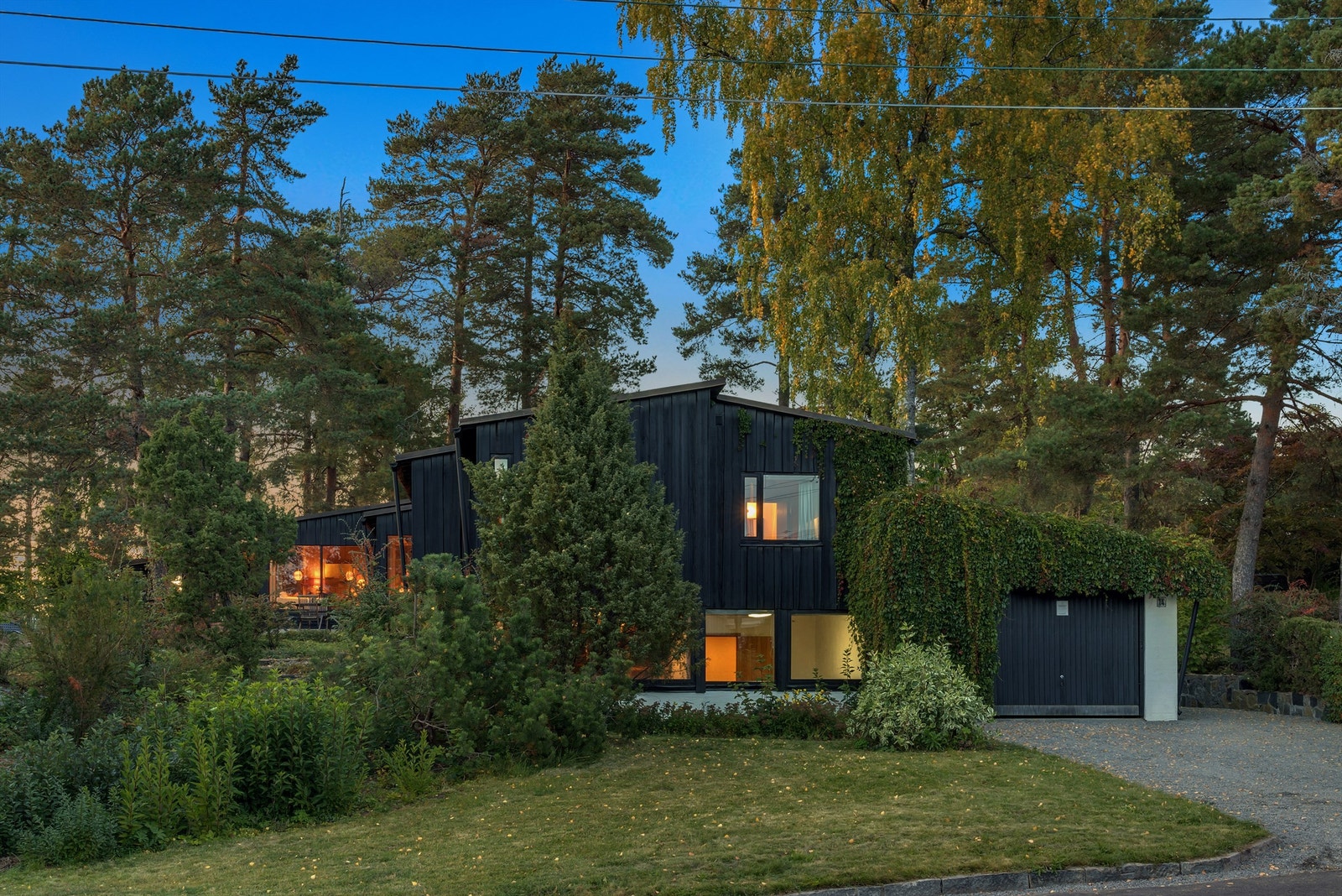 Fasade - kveldstid. Galleribilde