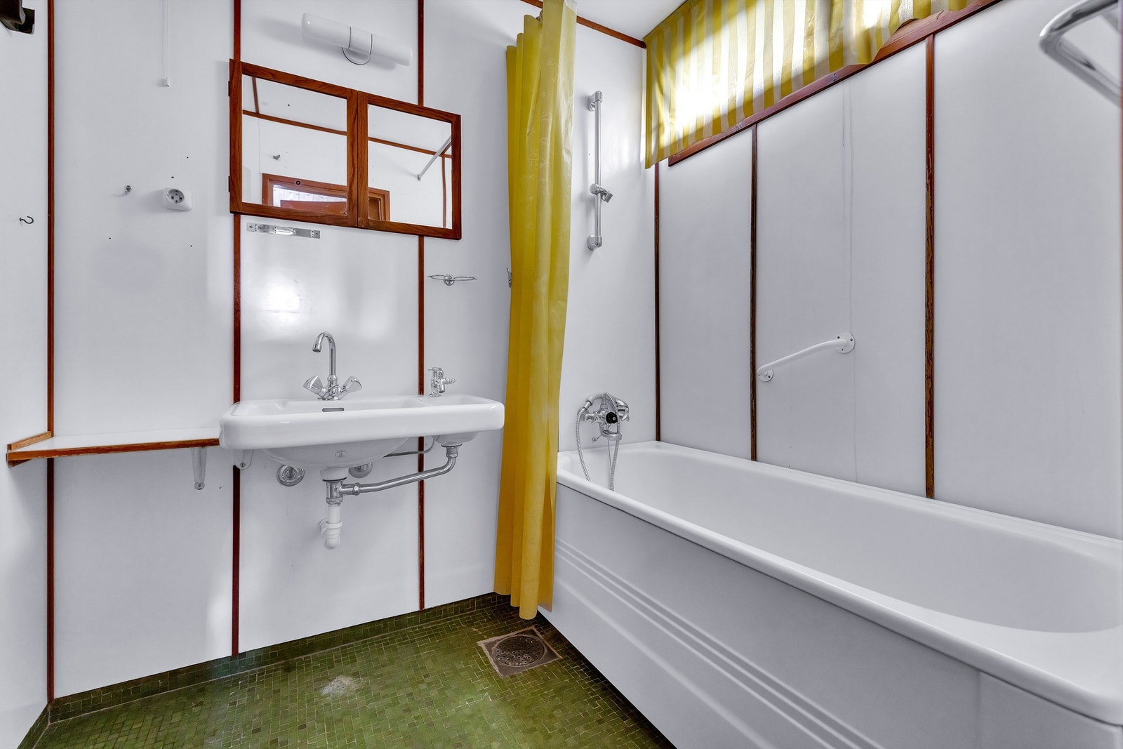 Bad i forbindelse med hovedsoverommet i 1. etasje. Galleribilde