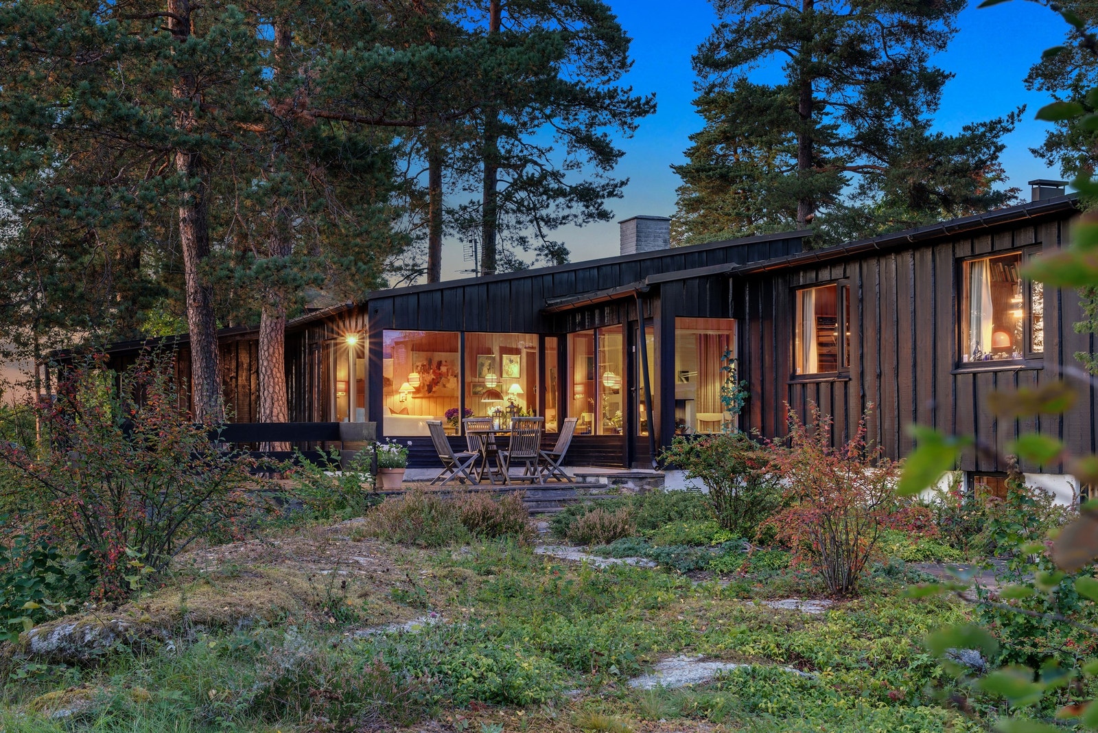Fasade - kveldstid. Galleribilde