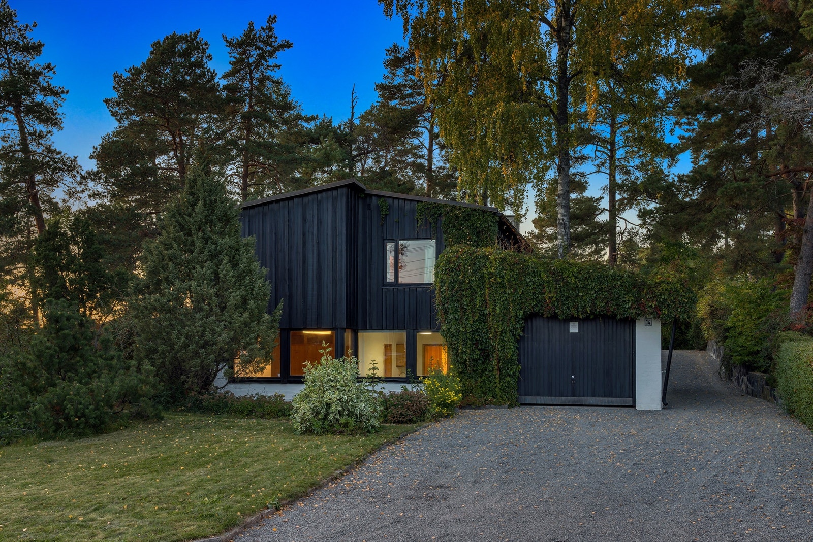 Fasade - kveldstid. Galleribilde