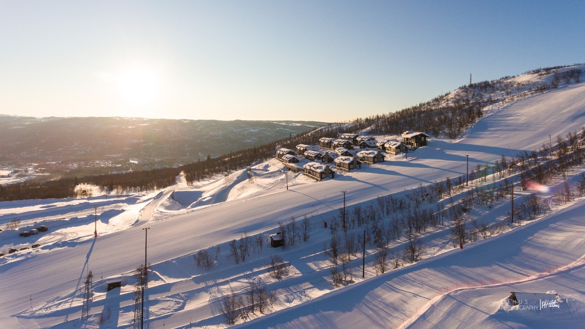 Nærmeste nabo med alpinbakken Galleribilde