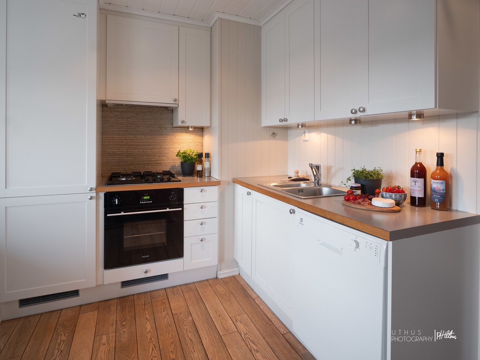 Pen kjøkkeninnredning med integrerte hvitevarer Galleribilde