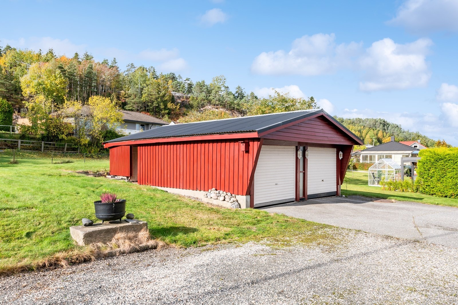 Parkering i dobbelgarasje. Galleribilde