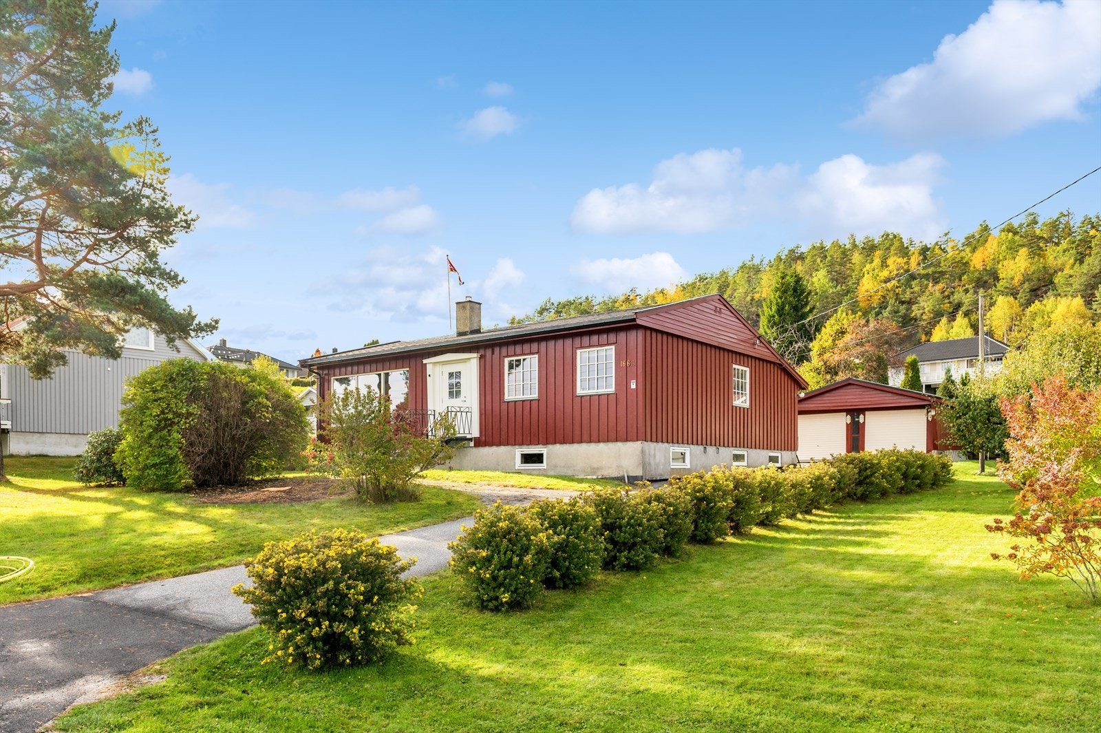 Eiendommen består av en enebolig i en etasje med kjeller, og dobbelgarasje. Galleribilde