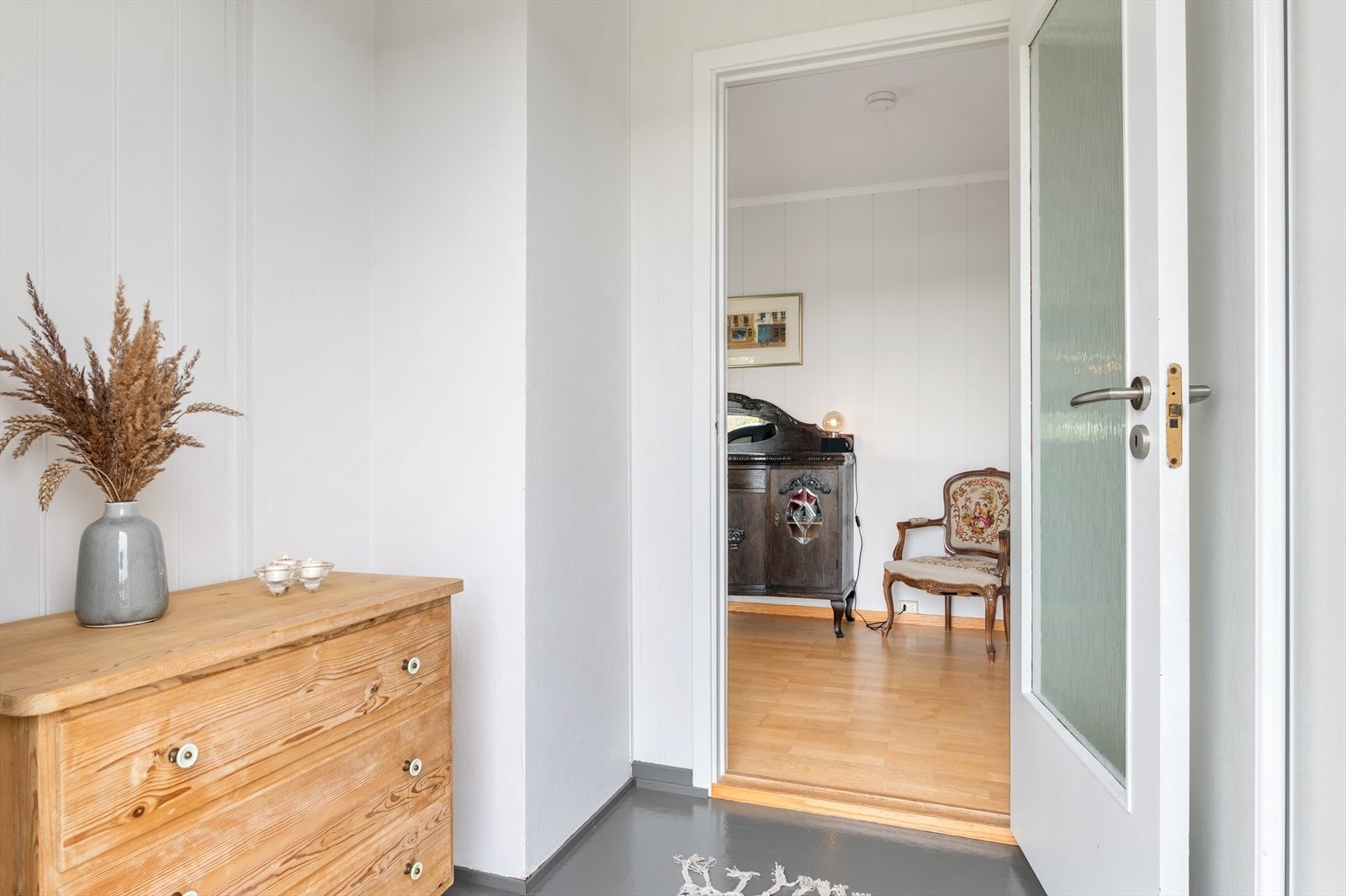 Du ønskes velkommen inn i en lys entré med skyvedørsgarderobe for oppbevaring av yttertøy. Galleribilde