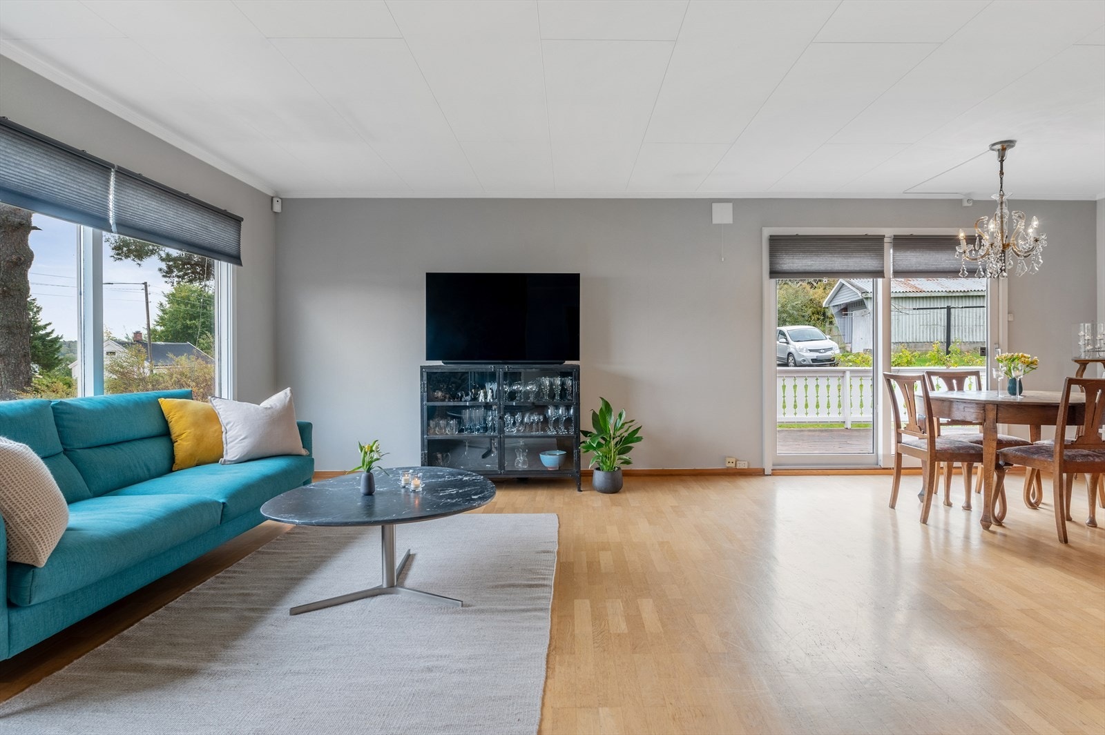 De store vindusflatene slipper inn godt med naturlig lys, og gir rommet en god atmosfære. Galleribilde